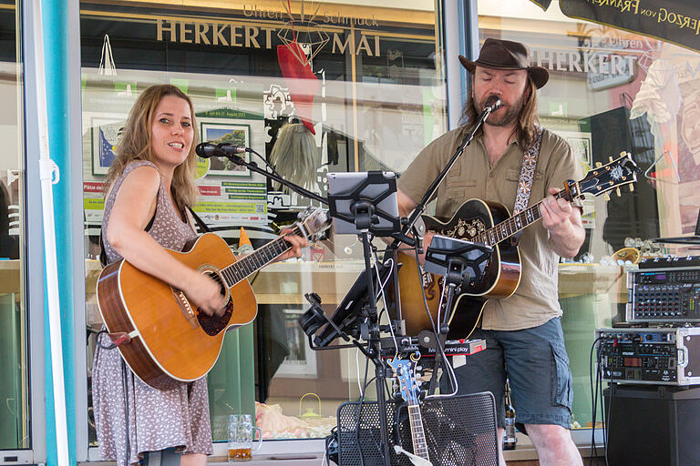 Das Duo Mandy Stöhr und Frank Leumer aus Würzburg und Gemünden unterhielt mit akustischem Folk, Rock und Pop die vielen Zuhörerinnen und Zuhörer Das Duo Mandy Stöhr und Frank Leumer aus Würzburg und Gemünden unterhielt mit akustischem Folk, Rock und Pop die vielen Zuhörerinnen und Zuhörer