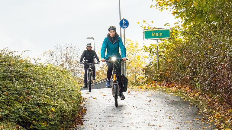 Petra Maiberger vom Landratsamt Main-Spessart und Natascha Mützel vom Büro RV-K bei der Befahrung des Landkreises mit dem Rad. Petra Maiberger vom Landratsamt Main-Spessart und Natascha Mützel vom Büro RV-K bei der Befahrung des Landkreises mit dem Rad.