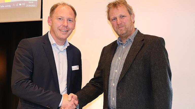 Kitzingens Oberbürgermeister Stefan Güntner (links) begrüßte Martin Günzel (ÖDP) als neues Stadtratsmitglied.