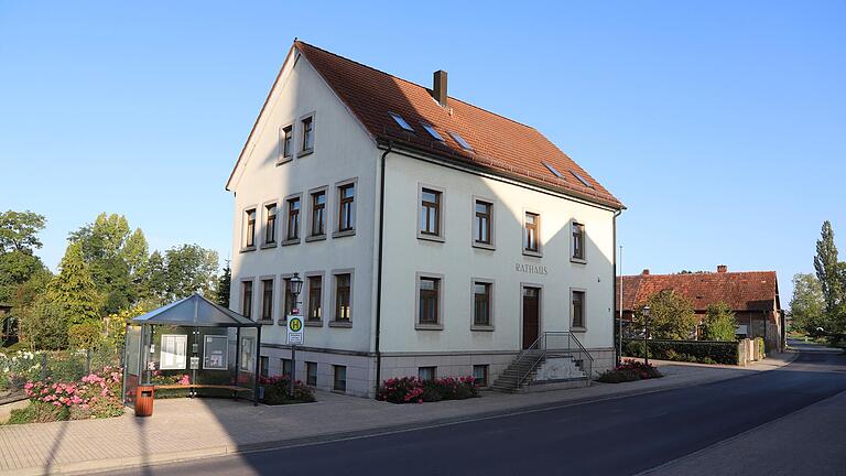 Wer erhält den Zuschlag? Zum Preis von 736.000 Euro können Interessenten das Rathaus in Michelau erwerben. Es verfügt über eine Nutzläche von 840 Quadratmetern. Wer erhält den Zuschlag? Zum Preis von 736.000 Euro können Interessenten das Rathaus in Michelau erwerben. Es verfügt über eine Nutzläche von 840 Quadratmetern.