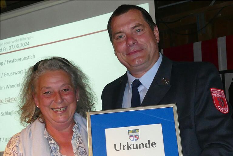 Die stellvertretende Landrätin Doris Paul würdigte das 150-jährige Bestehen der Feuerwehr Bibergau mit einer Urkunde des Landkreises, die Vorsitzender Martin Maag entgegennahm.