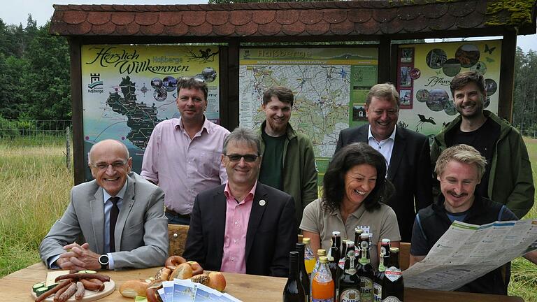 Lokalpolitiker und Naturpark Haßberge präsentieren die neue Wanderkarte (vorne von links) Wilhelm Schneider, Thomas Helbling, Susanne Volkheimer, Christof Dilzer. Hinten von links: Jürgen Heusinger Lukas Bandorf, Werner Angermüller und Florian Obergruber. Lokalpolitiker und Naturpark Haßberge präsentieren die neue Wanderkarte (vorne von links) Wilhelm Schneider, Thomas Helbling, Susanne Volkheimer, Christof Dilzer. Hinten von links: Jürgen Heusinger Lukas Bandorf, Werner Angermüller und Florian Obergruber.