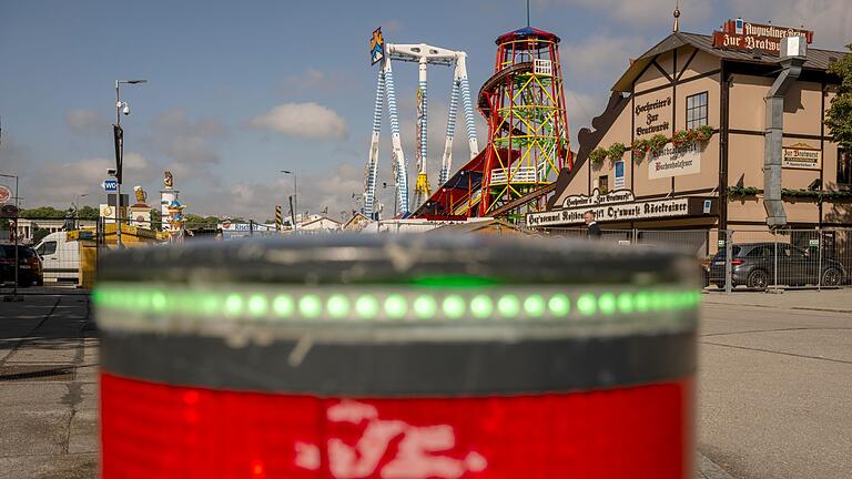 Aufbau Oktoberfest       -  Versenkbare Poller sollen die Zufahrten zum Festgelände schützen.