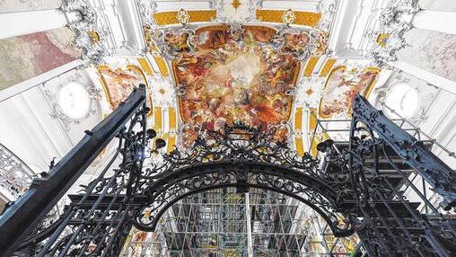 Vergittert: Ein Blick durch das Chorgitter von Markus Gattinger in den eingerüsteten Chorbereich der ehemaligen Abteikirche in Amorbach. Im Juli ist die Wiedereröffnung. Vergittert: Ein Blick durch das Chorgitter von Markus Gattinger in den eingerüsteten Chorbereich der ehemaligen Abteikirche in Amorbach. Im Juli ist die Wiedereröffnung.
