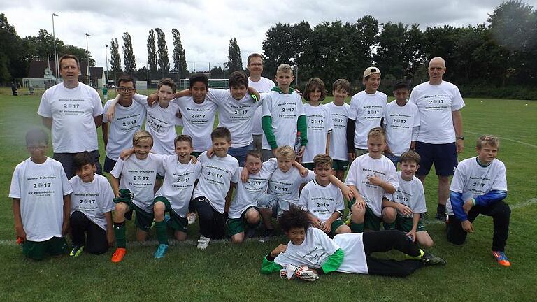 U 13-Kicker des SV Veitshöchheim feiern die Meisterschaft       -  (Hops)   Der Fußballnachwuchs der U 13 (II)-Junioren des SV Veitshöchheim holte sich in der abgelaufenen Saison mit einer Bilanz von 16 Siegen, einem Unentschieden und nur einer Niederlage (Torverhältnis 69:15) die Meisterschaft in der Gruppe Würzburg. Die Jungs wurden nach Angeben ihrer Betreuer im Lauf der Runde zu einem echten Team und integrierten dabei auch zwei Flüchtlingskinder aus Syrien und Afghanistan. Unser Bild zeigt das meisterliche Team mit (hinten von links) Co-Trainer Volker Graf, Enrico Gagliardi, Jarno Menigat, Niklas Georg, Endrit Kryezin, Co-Trainer Uli Riegel, Paul Schäfer, Noah Lehner, Silas Müller, Mohamad Ktaish, Arsalan Nasim und Trainer Hennes Raab sowie (vorne von links) Joseph Lampatzer, Talha Evkaya, Constantin Saul, Jakob Riegel, David Erdmann, Fabian Merkel, Julian Osiek, Basti Graf,Lukas Mauer, Timo Raab, Paul Ritter und (liegend) Alex Berkel.