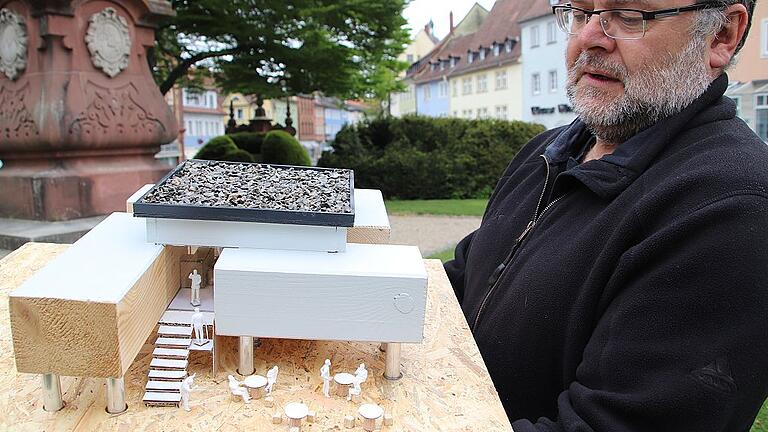 Jugendzentrum in Modulbauweise: KIK-Stadtrat Thomas Steinruck zeigt an einem Modell, wie das neue Kitzinger Jugendzentrum einmal aussehen könnte. Er setzt dabei auf Modulbauweise und hat das Projekt auf Stützen gestellt. Die würde es brauchen, wenn das Gebäude am Bleichwasen in Kitzingen in der Nähe des Skaterplatzes und damit im Hochwasserschutzgebiet entstehen sollte.
