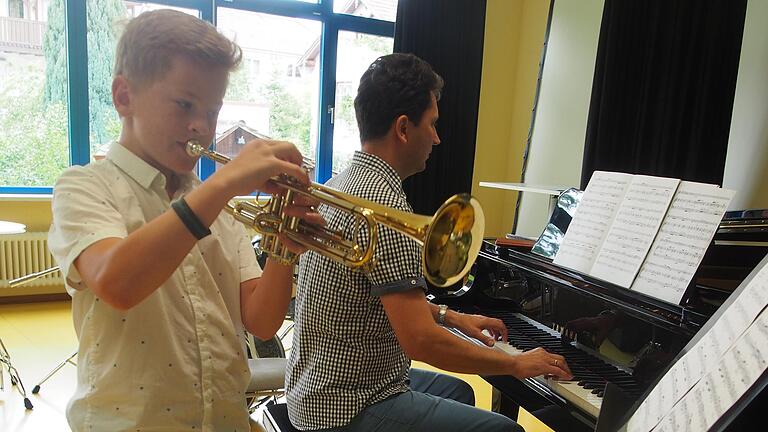 Die Musikschüler nahmen mit ganz unterschiedlichen Instrumenten am Konzert teil. Die Musikschüler nahmen mit ganz unterschiedlichen Instrumenten am Konzert teil.
