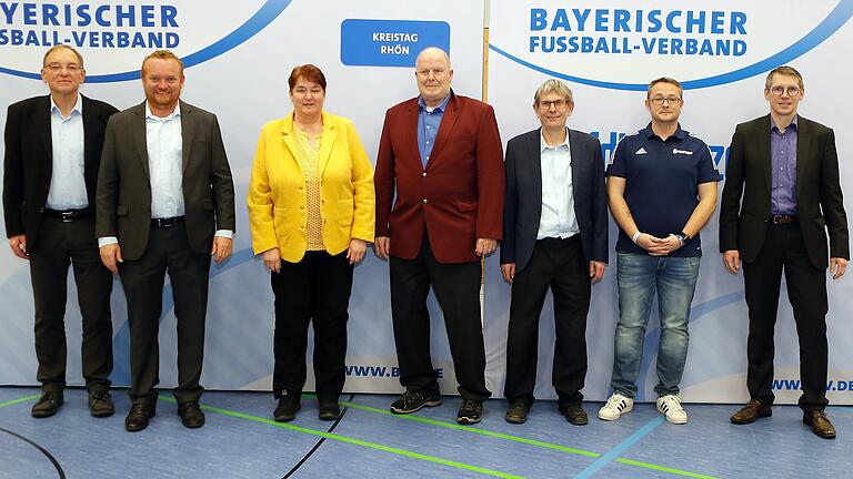 Der neue Rhöner Kreis-Ausschuss: Manfred Schneider (von links, Kreis-Sportgerichtsvorsitzender), André Nagelsmann (Kreis-Spielleiter), Ruth Müller (Kreisbeauftragte für den Frauen- und Mädchenfußball), Rainer Lochmüller (Kreis-Vorsitzender), Klaus Eisenmann (Kreis-Ehrenamtsbeauftragter), Thomas Kirchner (Kreis-Jugendleiter) und Jürgen Pfau (Vize-Präsident und unterfränkischer Bezirks-Vorsitzender). Es fehlt Harald Schreiber (Kreis-Schiedsrichterobmann). Der neue Rhöner Kreis-Ausschuss: Manfred Schneider (von links, Kreis-Sportgerichtsvorsitzender), André Nagelsmann (Kreis-Spielleiter), Ruth Müller (Kreisbeauftragte für den Frauen- und Mädchenfußball), Rainer Lochmüller (Kreis-Vorsitzender), Klaus Eisenmann (Kreis-Ehrenamtsbeauftragter), Thomas Kirchner (Kreis-Jugendleiter) und Jürgen Pfau (Vize-Präsident und unterfränkischer Bezirks-Vorsitzender). Es fehlt Harald Schreiber (Kreis-Schiedsrichterobmann).