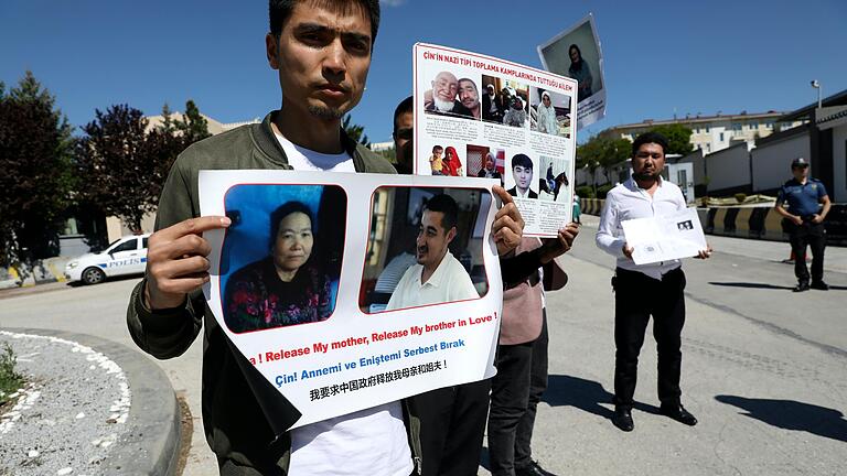 Uigurische Türken in der Nähe der chinesischen Botschaft in Ankara: Eine kleine Gruppe von Uiguren protestierte am Dienstag gegen den Besuch der UN-Hochkommissarin für Menschenrechte in China. Uigurische Türken in der Nähe der chinesischen Botschaft in Ankara: Eine kleine Gruppe von Uiguren protestierte am Dienstag gegen den Besuch der UN-Hochkommissarin für Menschenrechte in China. 