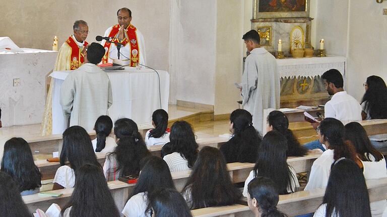 In der Kirche von Mühlbach zelebrierte am Sonntag Erzbischof George Njaralakatt aus der Diözese Tellicherry im südindischen Bundesstaat Kerala gemeinsam mit Pfarrvikar Johnson Thottathil einen indischen Gottesdienst. Dieser wurde im syro Malabarischem Ritus in der Landessprache Malayalam gefeiert. In der Kirche von Mühlbach zelebrierte am Sonntag Erzbischof George Njaralakatt aus der Diözese Tellicherry im südindischen Bundesstaat Kerala gemeinsam mit Pfarrvikar Johnson Thottathil einen indischen Gottesdienst. Dieser wurde im syro Malabarischem Ritus in der Landessprache Malayalam gefeiert.