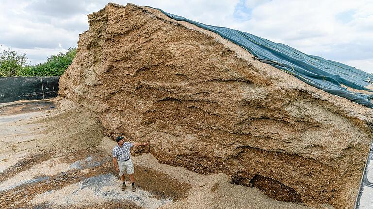 Burkard Ziegler vor seinem Silo, in dem er verdichteten Mais für den Betrieb seiner Biogasanlage lagert. Burkard Ziegler vor seinem Silo, in dem er verdichteten Mais für den Betrieb seiner Biogasanlage lagert.