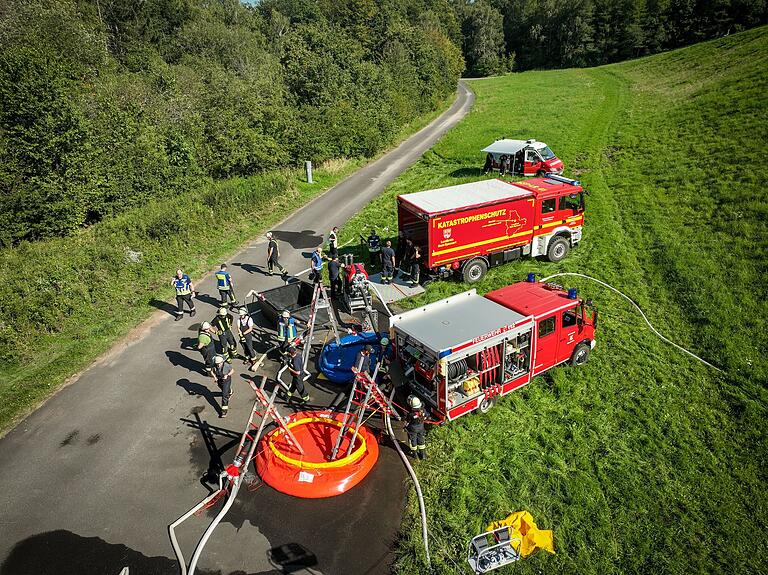 Der koordinierte Pendelverkehr mit Tanklöschfahrzeugen war wichtiger Teil der Übung.