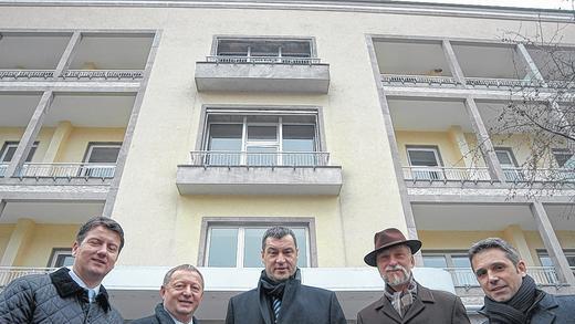 Der Minister und sein Kissinger Srogenkind: Markus Söder vor der Fassade des ehemaligen Kurhaushotels. Der Minister und sein Kissinger Srogenkind: Markus Söder vor der Fassade des ehemaligen Kurhaushotels.
