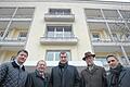 Der Minister und sein Kissinger Srogenkind: Markus Söder vor der Fassade des ehemaligen Kurhaushotels.