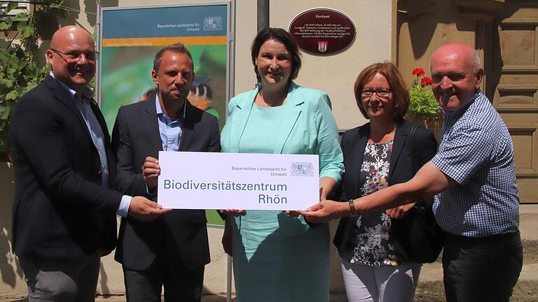 Den offiziellen Startschuss für das neue Biodiversitätszentrum Rhön gaben (von links) Bürgermeister Georg Seiffert, Umweltminister Thorsten Glauber, Projektmanagerin Antje Voll, Ulrike Lorenz, zuständige Referatsleiterin im Umweltministerium, und Landrat Thomas Habermann. Den offiziellen Startschuss für das neue Biodiversitätszentrum Rhön gaben (von links) Bürgermeister Georg Seiffert, Umweltminister Thorsten Glauber, Projektmanagerin Antje Voll, Ulrike Lorenz, zuständige Referatsleiterin im Umweltministerium, und Landrat Thomas Habermann.