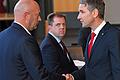 Ministerpräsidentenwahl Thüringen       -  Björn Höcke (rechts), Fraktionsvorsitzender der AfD, gratuliert Thomas Kemmerich, dem neuen Thüringer Ministerpräsidenten.