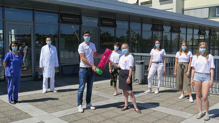 Der Marburger Medizinstudent Leonard Richter (Dritter von links) übereichte seinen Pokal an eine Delegation Würzburger Medizinstudentinnen. Gabriele Veit (links) und Prof. Markus Böck (Zweiter von links) vom Institut für Klinische Transfusionsmedizin und Hämotherapie des Uniklinikums Würzburg (links) sind Zeugen der Auszeichnung.