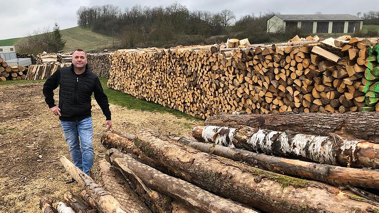 Jochen Riedel inmitten seines Brennholzvorrates in Kleinbardorf. Der nebenberuflich tätige Holzhändler weiß auch um das knappe Angebot an Hartholz.