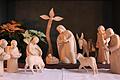 Zwei Kinder bereichern die ungewöhnliche Krippe in der Fütterseer Kirche.