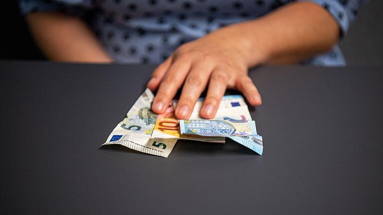 Was man hat, das hat man.jpeg - Nicht nur auf das Gehalt während des Arbeitslebens, auch später auf die Rente müssen Steuern gezahlt werden. Was man hat, das hat man.jpeg - Nicht nur auf das Gehalt während des Arbeitslebens, auch später auf die Rente müssen Steuern gezahlt werden.