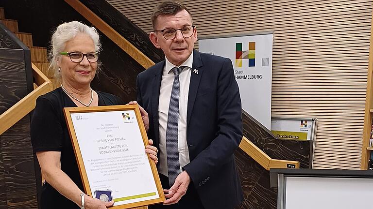 Stadtplakette für soziale Verdienste an Gesine von Postel - Armin Warmuth verleiht die Stadtplakette für soziale Verdienste an Gesine von Postel. Stadtplakette für soziale Verdienste an Gesine von Postel - Armin Warmuth verleiht die Stadtplakette für soziale Verdienste an Gesine von Postel.