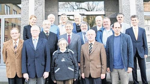 Die Mitglieder des neuen Naturschutzbeirats bei der Regierung von Unterfranken mit Regierungspräsident Paul Beinhofer (Vierter von links) und Bereichsleiter Bertram Eidel (rechts) für die kommenden fünf Jahre (von links): Gerald Klemm (Bad Kissingen), Sabine Hohmann (Würzburg), Wolfram Zeller (Münnerstadt), Norbert Mitter (Bad Kissingen), Dr. Maria Grünsfelder (Reichenberg), Dieter Fünfstück (Oerlenbach), Dr. Otto Hünnerkopf (Wiesentheid), Professor Dr. Gerhard Kneitz (Remlingen), Erhard Kaiser (Würzburg), Franz Schüssler (Burgsinn), Dr. Klaus Mandery (Ebern), Thomas Staab (Kleinwallstadt), Martin Beil (Würzburg) und Dr. Peter Wondrak (Sommerach). Die Mitglieder des neuen Naturschutzbeirats bei der Regierung von Unterfranken mit Regierungspräsident Paul Beinhofer (Vierter von links) und Bereichsleiter Bertram Eidel (rechts) für die kommenden fünf Jahre (von links): Gerald Klemm (Bad Kissingen), Sabine Hohmann (Würzburg), Wolfram Zeller (Münnerstadt), Norbert Mitter (Bad Kissingen), Dr. Maria Grünsfelder (Reichenberg), Dieter Fünfstück (Oerlenbach), Dr. Otto Hünnerkopf (Wiesentheid), Professor Dr. Gerhard Kneitz (Remlingen), Erhard Kaiser (Würzburg), Franz Schüssler (Burgsinn), Dr. Klaus Mandery (Ebern), Thomas Staab (Kleinwallstadt), Martin Beil (Würzburg) und Dr. Peter Wondrak (Sommerach).