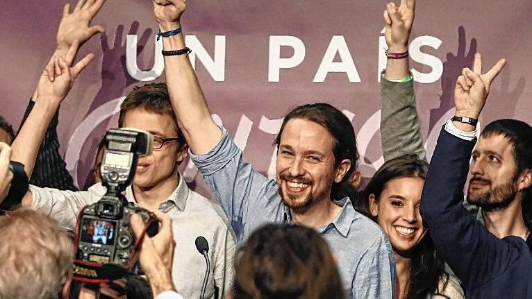 General elections - Freude über das Wahlergebnis: Aus dem Stand erreichte die Partei Podemos mit ihrem Vorsitzenden Pablo Iglesias (Mitte) bei den Parlamentswahlen in Spanien knapp 21 Prozent der Stimmen. General elections - Freude über das Wahlergebnis: Aus dem Stand erreichte die Partei Podemos mit ihrem Vorsitzenden Pablo Iglesias (Mitte) bei den Parlamentswahlen in Spanien knapp 21 Prozent der Stimmen.
