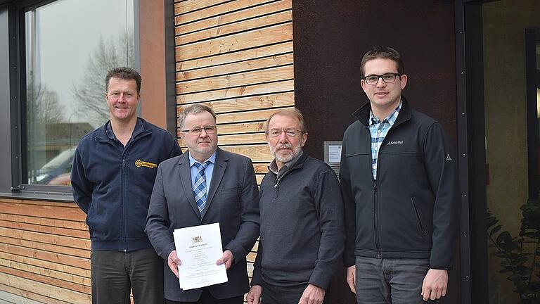 Klemens Damm (Zweiter von links) feierte 40. Berufsjubiläum. Ihm gratulierten (von links) Personalratsvorsitzender Armin Schmitt, Behördenleiter Horst Willner und dessen Stellvertreter Christian Albert.