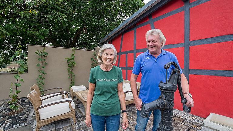 Schon viel geschafft, haben aber noch einiges vor. Ilse Schäfner und Rainer Hörning haben viel Zeit, Geld und Schaffenskraft in die Umgestaltung ihres Bauernhofes gesteckt. Auch im hinteren Bereich des weitläufigen Anwesens gibt es noch Ruhezonen und sogar einen eigenen Brunnen. In diesem Bereich soll auch noch ein Backhaus entstehen. Schon viel geschafft, haben aber noch einiges vor. Ilse Schäfner und Rainer Hörning haben viel Zeit, Geld und Schaffenskraft in die Umgestaltung ihres Bauernhofes gesteckt. Auch im hinteren Bereich des weitläufigen Anwesens gibt es noch Ruhezonen und sogar einen eigenen Brunnen. In diesem Bereich soll auch noch ein Backhaus entstehen.