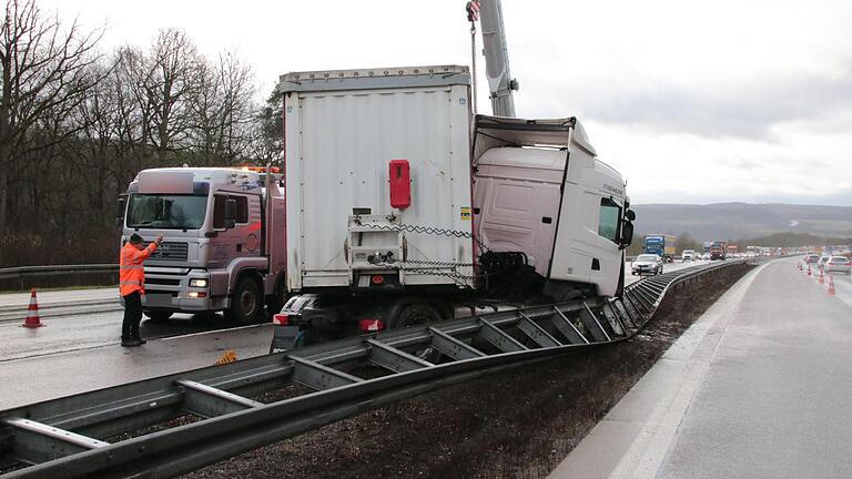 Zur Bergung des Lkw musste ein Kran anrücken. Foto: Ralf Ruppert - Zur Bergung des Lkw musste ein Kran anrücken. Foto: Ralf Ruppert Zur Bergung des Lkw musste ein Kran anrücken. Foto: Ralf Ruppert - Zur Bergung des Lkw musste ein Kran anrücken. Foto: Ralf Ruppert