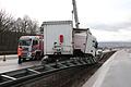 Zur Bergung des Lkw musste ein Kran anrücken. Foto: Ralf Ruppert       -  Zur Bergung des Lkw musste ein Kran anrücken. Foto: Ralf Ruppert