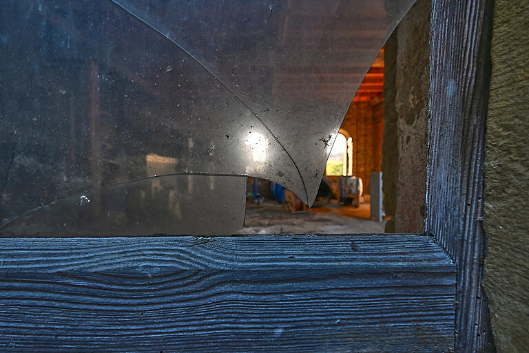 Blick durchs Fenster in den Innenraum der ehemaligen Synagoge. Blick durchs Fenster in den Innenraum der ehemaligen Synagoge.