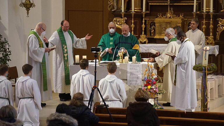 Gemeinsam mit dem Seelsorgeteam feierte Ordinariatsrat Pfarrer Robert Sauer (Mitte) den Festgottesdienst zur Errichtung des Pastoralen Raumes Haßberge Süd in der St. Nikolaus-Kirche in Sand. Gemeinsam mit dem Seelsorgeteam feierte Ordinariatsrat Pfarrer Robert Sauer (Mitte) den Festgottesdienst zur Errichtung des Pastoralen Raumes Haßberge Süd in der St. Nikolaus-Kirche in Sand.
