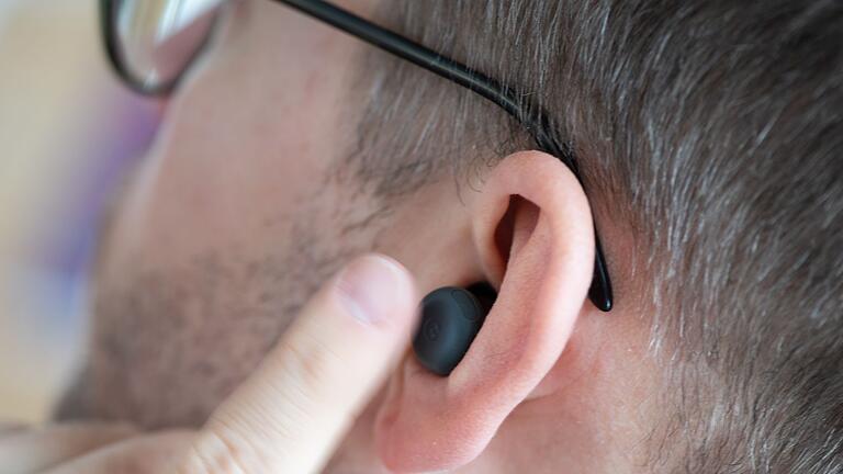 Google Pixel Buds Pro 2       -  Tippen und Wischen steuern Lautstärke und Medien. Langes Drücken aktiviert den Sprachassistenten oder die Geräuschunterdrückung.