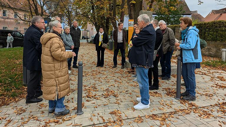 Die SPD bei einer Ortsbesichtigung am neu gestalteten Platz zwischen Spitalstraße und Prof.-Jäcklein-Straße, der nun nach Wilhelm Joseph Behr benannt wird. Zu sehen sind unter anderem Stadträtin Barbara Nikola-Bier und Landtagsabgeordneter Volkmar Halbleib (beide links) und der Krautheimer Ortssprecher Dieter Söllner (Zweiter von rechts). Die SPD bei einer Ortsbesichtigung am neu gestalteten Platz zwischen Spitalstraße und Prof.-Jäcklein-Straße, der nun nach Wilhelm Joseph Behr benannt wird. Zu sehen sind unter anderem Stadträtin Barbara Nikola-Bier und Landtagsabgeordneter Volkmar Halbleib (beide links) und der Krautheimer Ortssprecher Dieter Söllner (Zweiter von rechts).