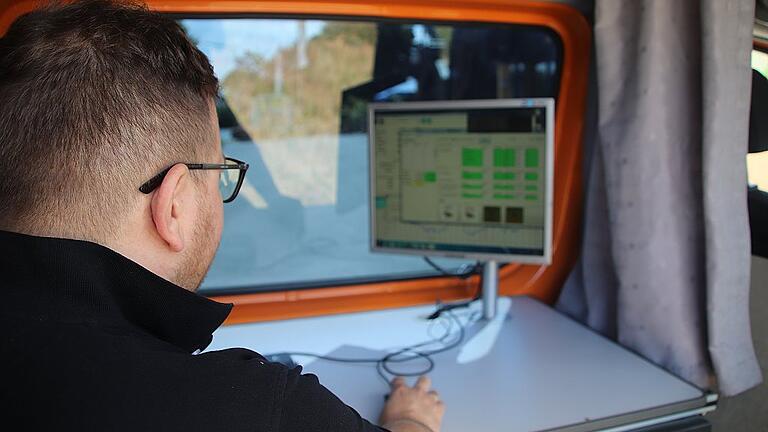 Marius Ciszak im Fond des Transporters kontrolliert die Messungen.