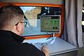 Marius Ciszak im Fond des Transporters kontrolliert die Messungen.