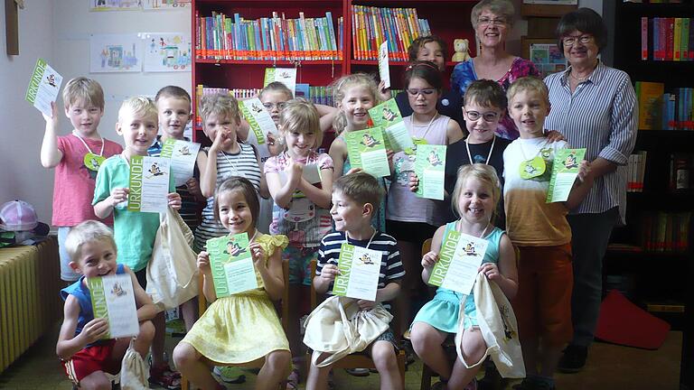 15 Vorschulkinder, hier mit Marita Trini und Maria Fischer von der Volkacher Bücherei erhielten den Bibliotheksführerschein. 15 Vorschulkinder, hier mit Marita Trini und Maria Fischer von der Volkacher Bücherei erhielten den Bibliotheksführerschein.