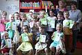15 Vorschulkinder, hier mit Marita Trini und Maria Fischer von der Volkacher Bücherei erhielten den Bibliotheksführerschein.