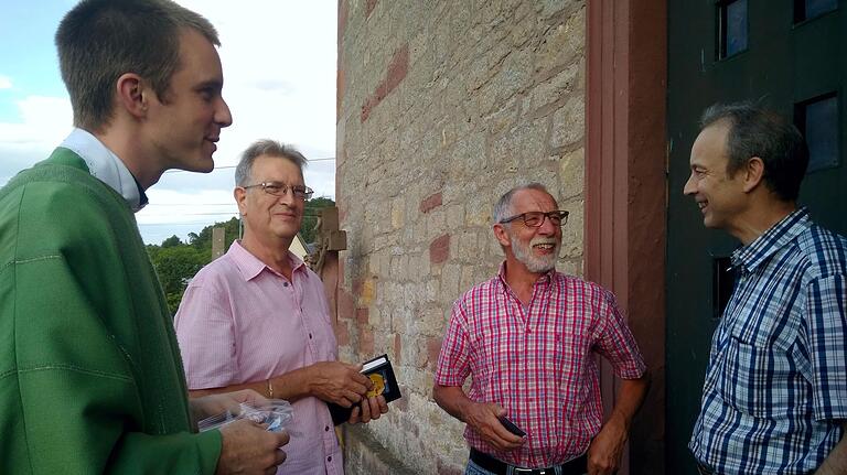 Father Ryan sprach nach der Eucharistiefeier mit den Gläubigen in englischer Sprache und sprach seinen Dank für den Gottesdienstbesuch aus. Dirigent Achim Klein (rechts) spielte nach dem Segen noch die amerikanische Nationalhymne. Father Ryan sprach nach der Eucharistiefeier mit den Gläubigen in englischer Sprache und sprach seinen Dank für den Gottesdienstbesuch aus. Dirigent Achim Klein (rechts) spielte nach dem Segen noch die amerikanische Nationalhymne.