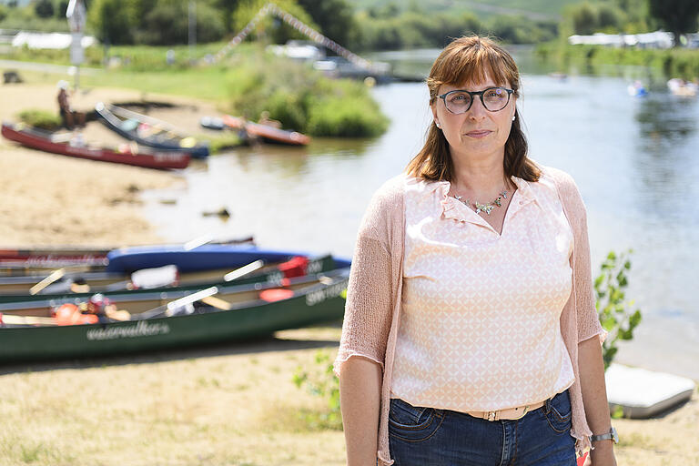 Bürgermeisterin Sybille Säger, 49, steht an der Kanu-Ein- und Ausstiegsstelle in Nordheim.