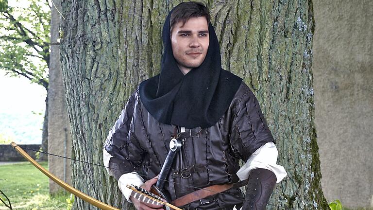 Die Hauptrolle des Robin Hood wird in der Sömmersdorfer Version des Abenteuerstücks 2021 auf der Freilichtbühne der 26-jährige Marius Mergenthal spielen. Die Hauptrolle des Robin Hood wird in der Sömmersdorfer Version des Abenteuerstücks 2021 auf der Freilichtbühne der 26-jährige Marius Mergenthal spielen.