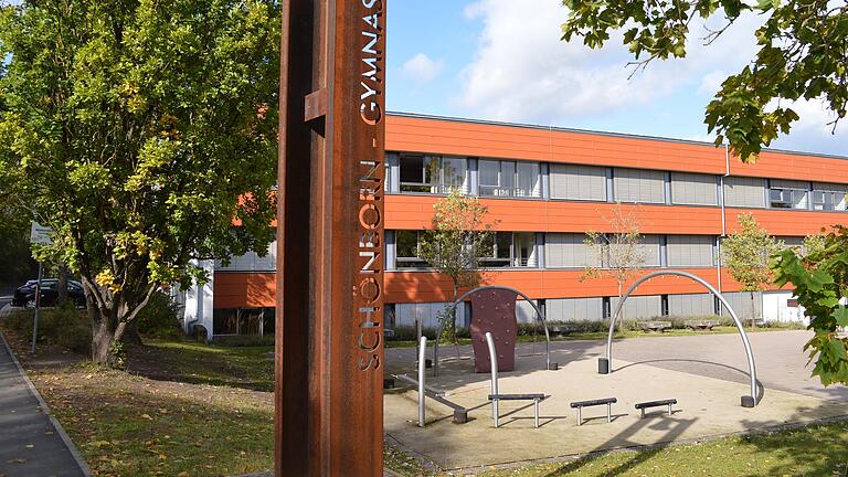 Das Johann-Philipp-von-Schönborn-Gymnasium Münnerstadt besuchen auch Schülerinnen und Schüler aus Bad Neustadt. Insgesamt 46 Abiturienten haben der Veröffentlichung ihres Namens zugestimmt. Das Johann-Philipp-von-Schönborn-Gymnasium Münnerstadt besuchen auch Schülerinnen und Schüler aus Bad Neustadt. Insgesamt 46 Abiturienten haben der Veröffentlichung ihres Namens zugestimmt.