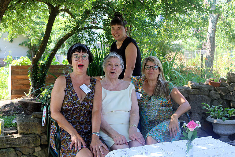 Gut gelaunte Gastgeberinnen beim Tag der offenen Gartentür in Grafenrheinfeld: Im Garten von Irma Mauder (Mitte) halten drei Familien zusammen. Der große Garten ist ein echter Hingucker. Zum 'Tag der offenen Gartentür' wurde am Nachmittag dann Tango getanzt. Gut gelaunte Gastgeberinnen beim Tag der offenen Gartentür in Grafenrheinfeld: Im Garten von Irma Mauder (Mitte) halten drei Familien zusammen. Der große Garten ist ein echter Hingucker. Zum 'Tag der offenen Gartentür' wurde am Nachmittag dann Tango getanzt.