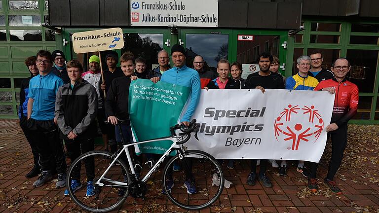 Special Olympics Ausdauersportler mit stellv. Schulleiter Michael Lindt (Zweiter von rechts), Landeskoordinator Special Olympics Bayern Herbert Weidner (Neunter von links), Sportkoordinatorin Franziskus-Schule Claudia Friedrich (Sechster von rechts) und Orga-Team Mitglied MainCityRun und -Triathlon der TG 48 Schweinfurt Norbert Huhn. Special Olympics Ausdauersportler mit stellv. Schulleiter Michael Lindt (Zweiter von rechts), Landeskoordinator Special Olympics Bayern Herbert Weidner (Neunter von links), Sportkoordinatorin Franziskus-Schule Claudia Friedrich (Sechster von rechts) und Orga-Team Mitglied MainCityRun und -Triathlon der TG 48 Schweinfurt Norbert Huhn.