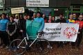 Special Olympics Ausdauersportler mit stellv. Schulleiter Michael Lindt (Zweiter von rechts), Landeskoordinator Special Olympics Bayern Herbert Weidner (Neunter von links), Sportkoordinatorin Franziskus-Schule Claudia Friedrich (Sechster von rechts) und Orga-Team Mitglied MainCityRun und -Triathlon der TG 48 Schweinfurt Norbert Huhn.
