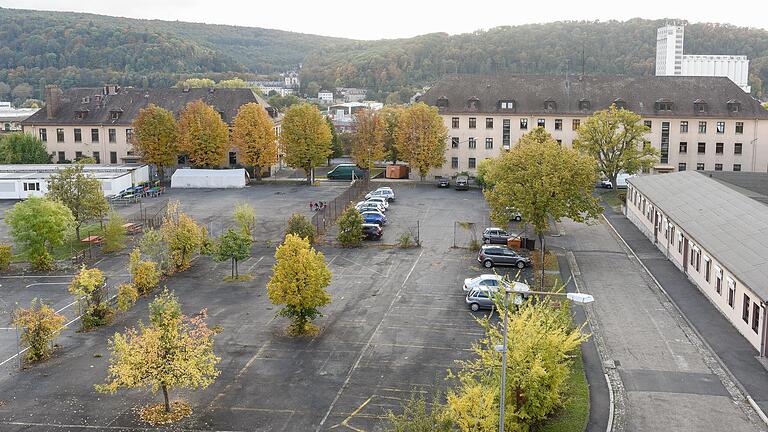Ein Corona-Fall in der Würzburger Gemeinschaftsunterkunft für Geflüchtete in der Veitshöchheimer Straße in Würzburg, und alle Bewohner müssen in Quarantäne. Dieses Vorgehen kritisieren Eva Peteler und Burkhard Hose vom Würzburger Flüchtlingsrat. Ein Corona-Fall in der Würzburger Gemeinschaftsunterkunft für Geflüchtete in der Veitshöchheimer Straße in Würzburg, und alle Bewohner müssen in Quarantäne. Dieses Vorgehen kritisieren Eva Peteler und Burkhard Hose vom Würzburger Flüchtlingsrat. 
