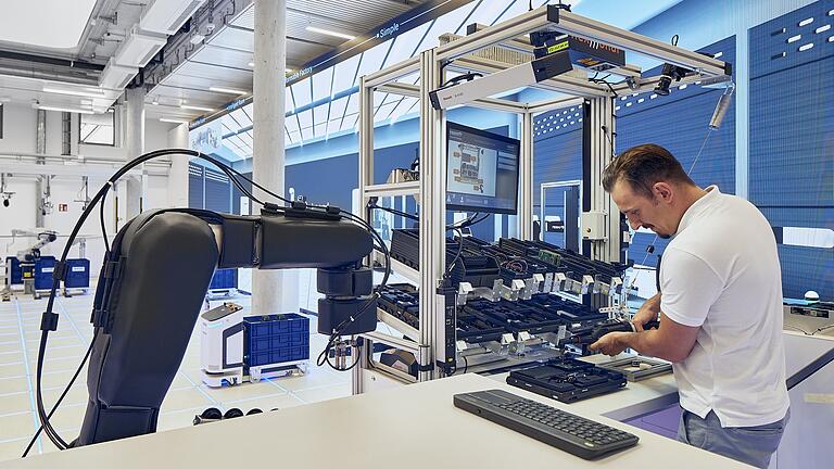 So digital wie möglich: Im neuen Innovationszentrum von Bosch Rexroth in Ulm wird getestet, wie Arbeitsschritte von Mensch und Maschine noch effizienter werden können. Davon sollen auch die mainfränkischen Standorte des Konzerns profitieren. So digital wie möglich: Im neuen Innovationszentrum von Bosch Rexroth in Ulm wird getestet, wie Arbeitsschritte von Mensch und Maschine noch effizienter werden können. Davon sollen auch die mainfränkischen Standorte des Konzerns profitieren.