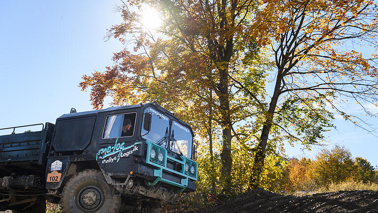 Abenteuer Allrad       -  Zahlreiche Menschen besuchen am Sonntag (24.10.21) die Off-Road-Messe 'Abenteuer Allrad' auf dem ehemaligen US-Militärgelände bei Reiterswiesen in Bad Kissingen. Auf rund 100.000 Quadratmetern präsentieren Aussteller aus der ganzen Welt alles rund ums Thema Off-Road, Camping und Abenteuer. Als prominenter Gast erzählt der Musiker und Abenteurer Joey Kelly von der Kelly Family auf der Messe von seinen Reisen.