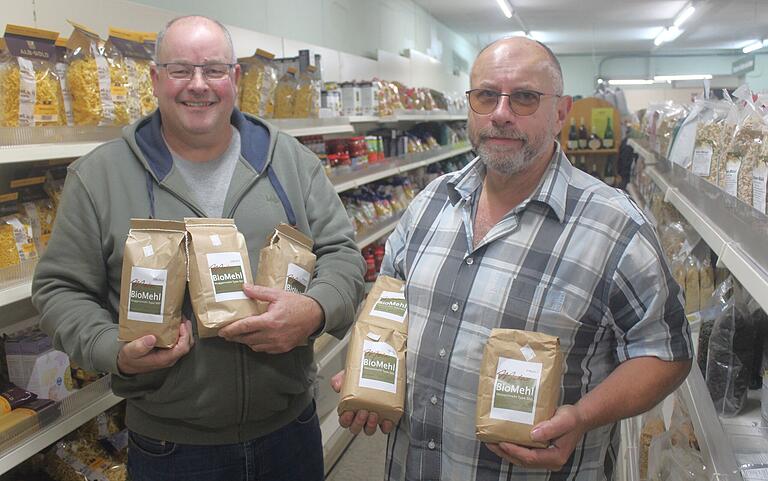Sein eigenes Mehl verkauft Bio-Bauer Holger Lenz (links) vor Ort im Abtswinder Kräuterladen von Norbert Kaulfuß (re.). Sein eigenes Mehl verkauft Bio-Bauer Holger Lenz (links) vor Ort im Abtswinder Kräuterladen von Norbert Kaulfuß (re.).